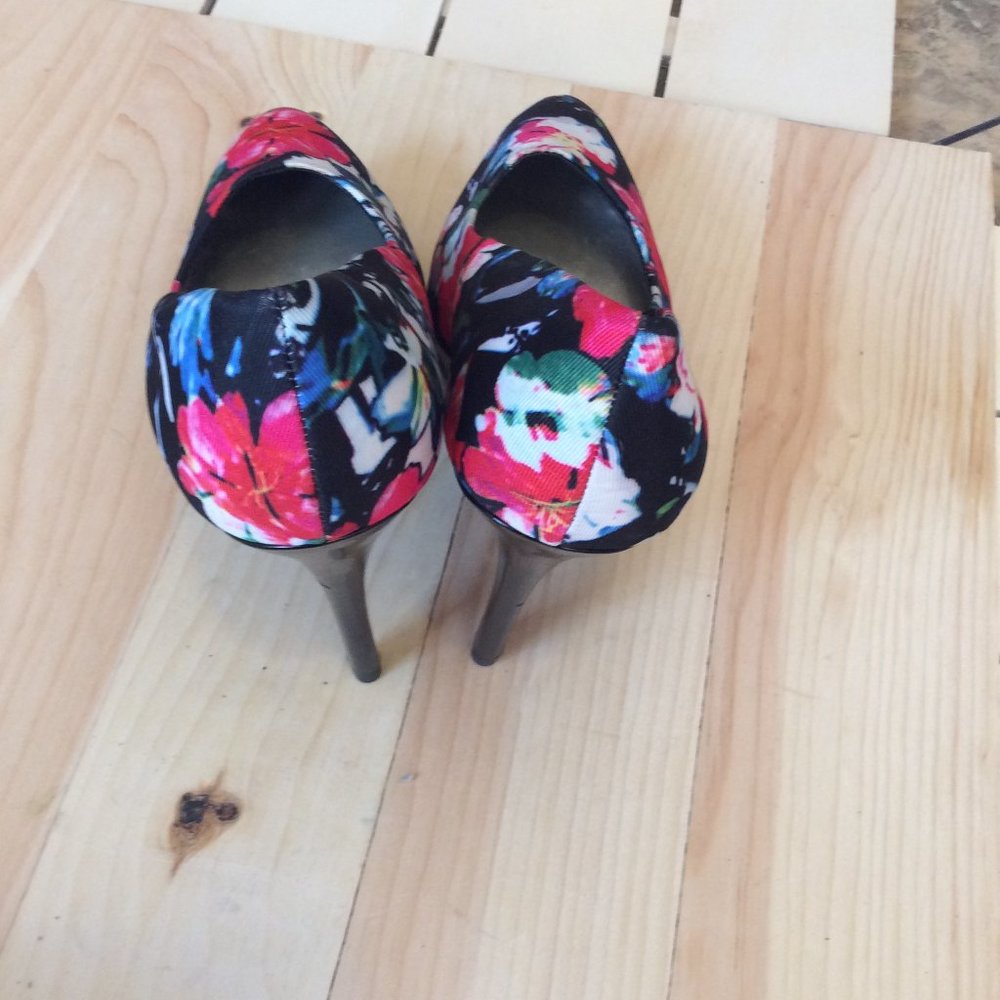 Multi Colored Pump - Picture 5 of 7